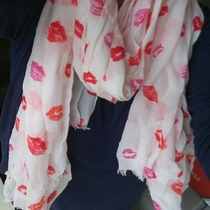 Scarf (Kiss lips)